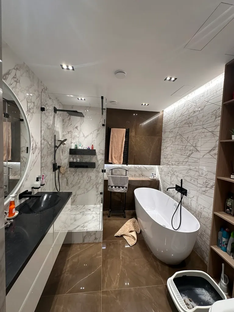 Сервисный люк канального кондиционера в потолке гостевого санузла